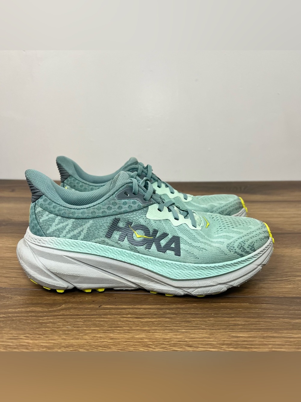 Hoka One One Challenger ATR 7 Women’s Size 7 B Green Athletic Running Shoes